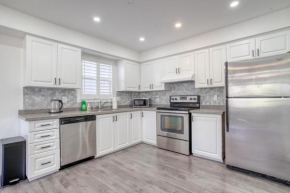 Stylish 4 Beds House with Ravine Backyard